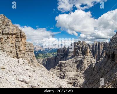 Escalade sur le Pisciadu via ferrata du groupe Sella dans les Dolomites, Tyrol du Sud Banque D'Images