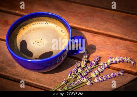 Une tasse de café chaud et de lavande sur une table en bois. Arôme de café et de lavande. Matin romantique. Banque D'Images