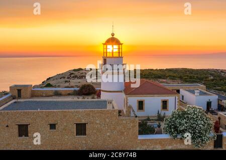 Le phare sur l'île de Gavdos au coucher du soleil, Crète, Grèce. Banque D'Images