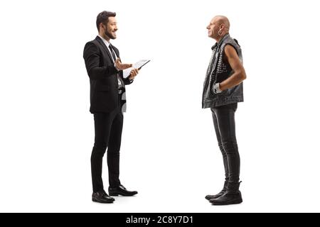 Photo pleine longueur d'un homme d'affaires parlant à un homme chauve en vêtements de cuir isolés sur fond blanc Banque D'Images