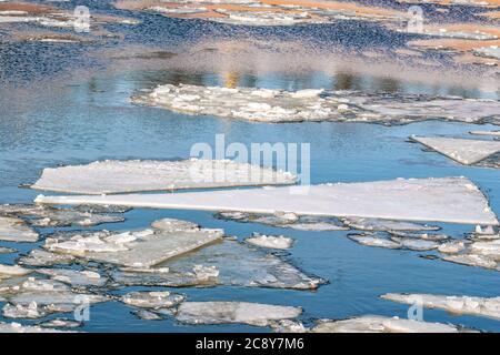 Vue de fragments de floes de glace flottant sur l'eau bleue pendant une dérive printanière sur la rivière Neva à Saint-Pétersbourg. Banque D'Images