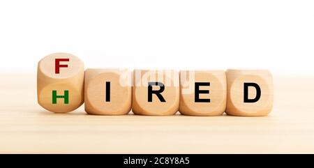 Concept embauché congédié. Blocs en bois avec texte sur la table. Concept d'emploi ou d'entreprise. Copier l'espace Banque D'Images