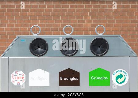 Conteneur de déchets en verre pour la séparation et le recyclage du verre en Allemagne Banque D'Images