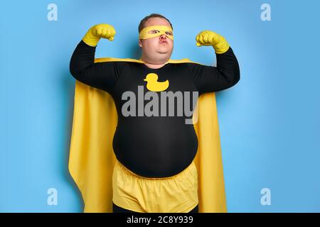 saurons la planète du portrait de saleté de nettoyage de l'homme gras en costume jaune isolé sur fond bleu Banque D'Images
