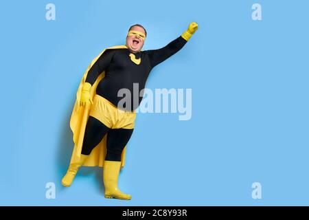 jeune homme de graisse caucasien avec le visage heureux regarde la caméra et le sourire, l'homme est reconnaissant, en portant des gants de protection, après le nettoyage Banque D'Images