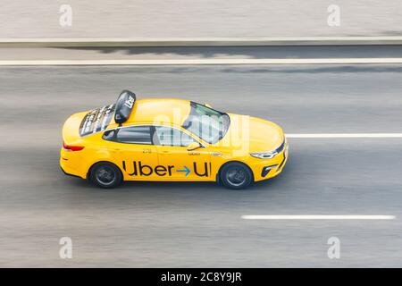 Voiture de tourisme jaune Uber taxi passe sur la vue aérienne de l'autoroute. Russie, Saint-Pétersbourg. 20 mai 2020 Banque D'Images