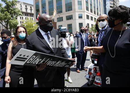 Washington, États-Unis. 27 juillet 2020. Le maire du district de Columbia, Muriel Bowser (R), présente un panneau de rue Black Lives Matter Plaza à un représentant de la famille comme foyer avec le dossier à drapeau du député John Lewis, D-GA, conduit sur la 16e rue, rebaptisé Black Lives Matter Plaza, le lundi 27 juillet 2020, à Washington, DC photo par Alex Brandon/UPI crédit: UPI/Alay Live News Banque D'Images