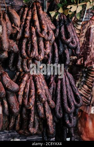 Dose verticale de différents types de saucisses Banque D'Images