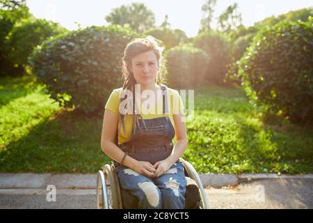 sérieuse fille attrayante dans des vêtements élégants et décontractés ayant un repos dans le parc lors d'une journée ensoleillée d'été. portrait gros plan.week-end, jour de congé, routine quotidienne Banque D'Images