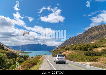 Voiture sur la route Makarora-Lake Hawea surplombant le lac Hawea, Southern Lakes, Otago, Nouvelle-Zélande Banque D'Images