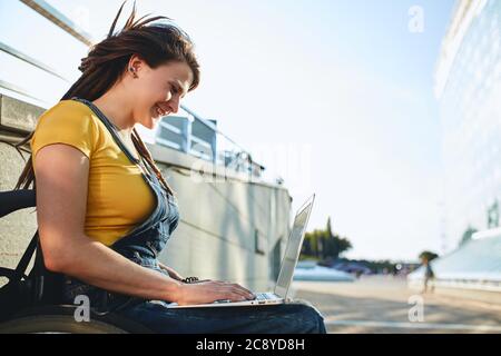 bonne fille surjoyeuse faisant de l'argent dans le net. gros plan vue de côté photo.finance, gestion. copier l'espace. être handicapé ne vous rend pas inutile et un Banque D'Images