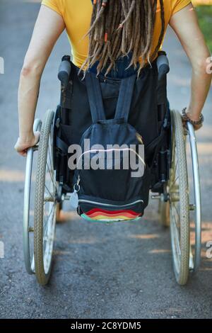 publicité de bon fauteuil roulant. vente, affaires. pour une marche confortable. gros plan rogné photo de dos. Banque D'Images