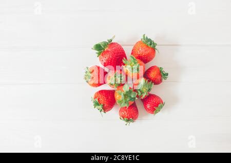 Vue de dessus des fraises fraîches sur une table en bois rustique blanc, comme nourriture biologique et saine Banque D'Images