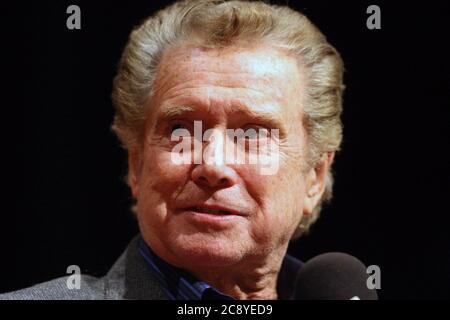 Creve coeur, États-Unis. 27 juillet 2020. ReRegis Philbin, animateur de l'émission-débat, montré dans ce fichier de novembre 2011 photo lors d'une apparition à l'école secondaire Chaminade à Creve coeur, Missouri, en novembre 2011, est décédé à l'âge de 88 ans, le 24 juillet 2020. Photo du fichier par Bill Greenblatt/UPI crédit: UPI/Alay Live News Banque D'Images