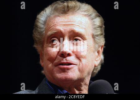 Creve coeur, États-Unis. 27 juillet 2020. ReRegis Philbin, animateur de l'émission-débat, montré dans ce fichier de novembre 2011 photo lors d'une apparition à l'école secondaire Chaminade à Creve coeur, Missouri, en novembre 2011, est décédé à l'âge de 88 ans, le 24 juillet 2020. Photo du fichier par Bill Greenblatt/UPI crédit: UPI/Alay Live News Banque D'Images