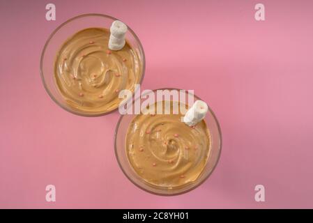 Vue de dessus de deux verres de café glacé fait à la maison Banque D'Images