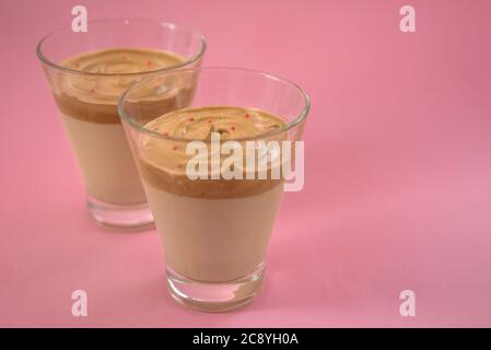 Deux verres de café glacé sur fond rose. Espace pour le texte Banque D'Images