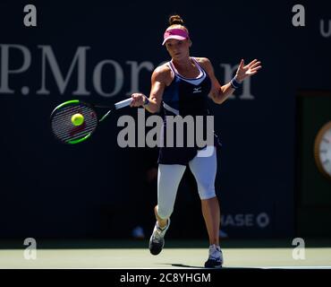 Tereza Martincova de la République tchèque en action lors du premier tour du tournoi de tennis américain Open Grand Chelem 2019 Banque D'Images