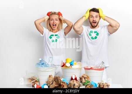 jeune homme et jeune femme en colère émotionnelle touchant la tête, criques, hurle bruyamment, a le regard déprimé, hurle bruyamment à ne pas polluer. portrait gros plan Banque D'Images