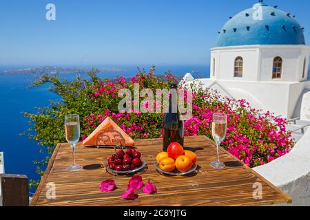 Vin et fruits pour deux sur la table sur fond de la mer de Santorin Banque D'Images