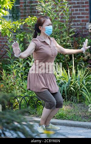 Une femme asiatique américaine, probablement chinoise, pratique la danse chinoise moderne. À Kissena Park, Flushing, New York. Banque D'Images