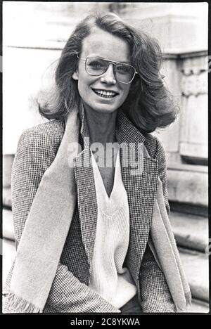 Un portrait de 1979 poses de la mannequin actrice Shelley Hack au Columbus Circle à Midtown, Manhattan, New York. Banque D'Images