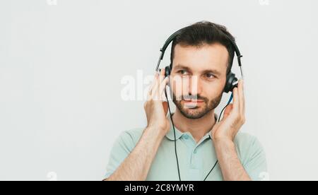 Homme de course mixte obtenant un test auditif, test auditif. Sur fond gris Banque D'Images