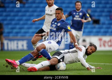 Ryan Sessegnon de Fulham s'attaque à Robert Glatzel de Cardiff lors du match de championnat Sky Bet au Cardiff City Stadium. Banque D'Images