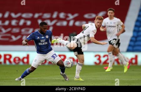 Le Junior Hoilett de Cardiff City et le Harrison Reed de Fulham (à droite) se battent pour le ballon lors du match de fin de match du championnat Sky Bet au Cardiff City Stadium, à Cardiff. Banque D'Images