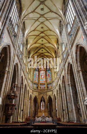 PRAGUE - 10 MARS 2020 : intérieur de la cathédrale Saint-Vitus de Prague. Nef principal et vitraux au-dessus de l'autel Banque D'Images