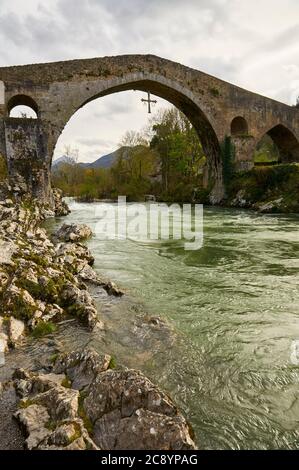 Le pont romain avec sa Croix de Cruz de la Victoria, symbole des Asturies, accroché à la Sella (Cangas de Onís, Asturies, Espagne) Banque D'Images