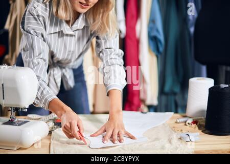 jeune femme créative créative, créatrice de mode, travaillant sur ses créations en studio, gros plan rogné Banque D'Images