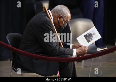 Washington, DC, États-Unis. 27 juillet 2020. Danny Davis, représentant des États-Unis (démocrate de l'Illinois), lit le programme avant le début de la cérémonie précédant le mensonge dans l'État du représentant des États-Unis de Géorgie John Lewis dans la rotonde du Capitole des États-Unis à Washington, DC, Etats-Unis, 27 juillet 2020. Crédit : Shawn Thew/Pool via CNP | usage dans le monde crédit : dpa/Alay Live News Banque D'Images