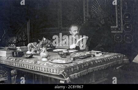 ÉMILE ZOLA (18450-1902) romancier et journaliste français dans son domicile parisien vers 1890 Banque D'Images