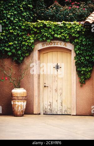 Porte d'entrée extérieure d'une cave à vin traditionnelle dans la vallée de Sonoma en Californie. Banque D'Images