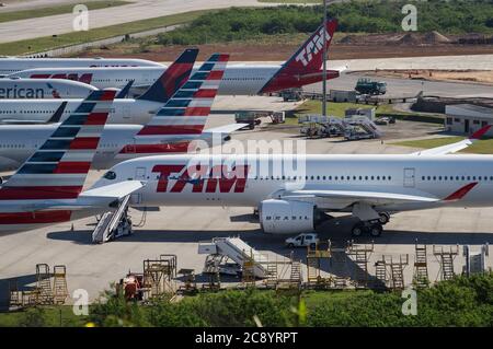 Un Airbus A350 XWB desservi par le service de manutention au sol sur la zone de stationnement éloignée de l'aéroport international de Guarulhos. Aéroport. Vue depuis l'emplacement de Morrinho. Banque D'Images