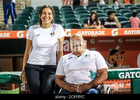 Los medalistas olímpicos y paralimpicos Alejandra Valencia, Luis Alberto Zepeda Rebeca Valenzuela , durante el partido inaugural en estadio Sonora con el encuentro de beisbol entre Naranjeros de Hermosillo vs Yaquis de Ciudad Obregon. Temporada Potosinos de la Liga Mexicana del Pacifico 2016-2017 © Foto: LuisGutierrez/NORTEPHOTO.COM Banque D'Images