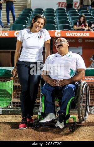 Los medalistas olímpicos y paralimpicos Alejandra Valencia, Luis Alberto Zepeda Rebeca Valenzuela , durante el partido inaugural en estadio Sonora con el encuentro de beisbol entre Naranjeros de Hermosillo vs Yaquis de Ciudad Obregon. Temporada Potosinos de la Liga Mexicana del Pacifico 2016-2017 © Foto: LuisGutierrez/NORTEPHOTO.COM Banque D'Images