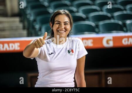 Los medalistas olímpicos y paralimpicos Alejandra Valencia, Luis Alberto Zepeda Rebeca Valenzuela , durante el partido inaugural en estadio Sonora con el encuentro de beisbol entre Naranjeros de Hermosillo vs Yaquis de Ciudad Obregon. Temporada Potosinos de la Liga Mexicana del Pacifico 2016-2017 © Foto: LuisGutierrez/NORTEPHOTO.COM Banque D'Images