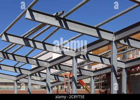 Poteaux et poutres en acier pour soutenir le toit d'un bâtiment, placés précisément sur un chantier de construction. Banque D'Images