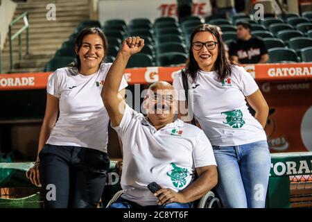 Los medalistas olímpicos y paralimpicos Alejandra Valencia, Luis Alberto Zepeda Rebeca Valenzuela , durante el partido inaugural en estadio Sonora con el encuentro de beisbol entre Naranjeros de Hermosillo vs Yaquis de Ciudad Obregon. Temporada Potosinos de la Liga Mexicana del Pacifico 2016-2017 © Foto: LuisGutierrez/NORTEPHOTO.COM Banque D'Images