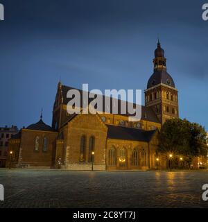 Cathédrale de Riga à la place de la cathédrale pendant la soirée heure bleue, les laukums Doma, Riga, Lettonie. Vue panoramique aérienne Banque D'Images