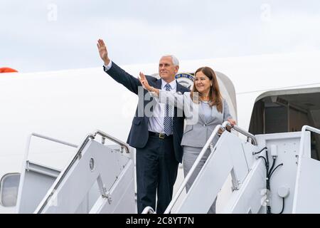 Washington, États-Unis d'Amérique. 24 juillet 2020. Le vice-président Mike Pence et la deuxième dame Karen Pence WAVE à bord de la Force aérienne deux à la base conjointe Andrews, Md. Vendredi 24 juillet 2020, en route vers les gens de l'Indiana : le vice-président Mike Pence et la deuxième dame Karen Pence crédit : Storms Media Group/Alay Live News Banque D'Images