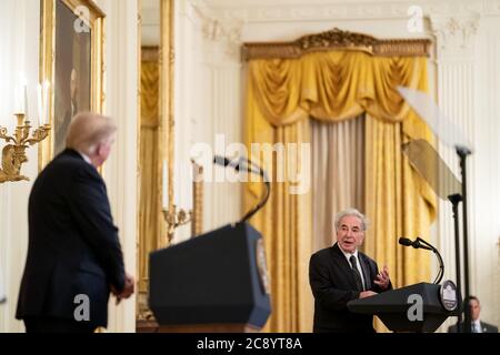 Washington, États-Unis d'Amérique. 22 juillet 2020. Le président Donald J. Trump écoute Sam Vigil parle du meurtre de 2019 de son épouse, Jacqueline Vigil, lors de l'événement "opération Legend: Combattre le crime violent dans les villes américaines" mercredi 22 juillet 2020, dans la salle est de la Maison Blanche personnes: Président Donald Trump crédit: Storms Media Group/Alamy Live News Banque D'Images