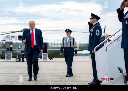 Washington, États-Unis d'Amérique. 24 juillet 2020. Le président Donald J. Trump se prépare à monter à bord de la Force aérienne One à la base conjointe Andrews, Maryland, le vendredi 24 juillet 2020, pour commencer son voyage au New Jersey personnes: Le président Donald Trump crédit: Storms Media Group/Alay Live News Banque D'Images