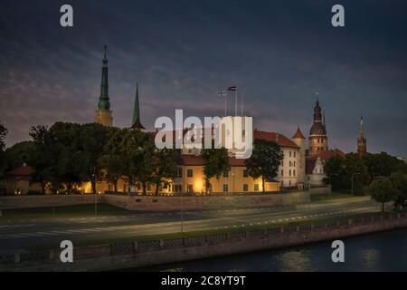 Riga, Lettonie. Vue sur la ville nocturne de l'autre côté de la rivière Daugava. Château de Riga Banque D'Images