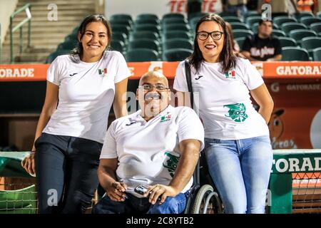 Los medalistas olímpicos y paralimpicos Alejandra Valencia, Luis Alberto Zepeda Rebeca Valenzuela , durante el partido inaugural en estadio Sonora con el encuentro de beisbol entre Naranjeros de Hermosillo vs Yaquis de Ciudad Obregon. Temporada Potosinos de la Liga Mexicana del Pacifico 2016-2017 © Foto: LuisGutierrez/NORTEPHOTO.COM Banque D'Images