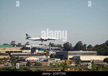 Azul Airlines Embraer 190/195 (Reg PR-AXY - Type 195AR) en finale courte, quelques instants avant l'atterrissage sur la piste 27R de l'aéroport international de Sao Paulo/Guarulhos. Aéroport. Banque D'Images