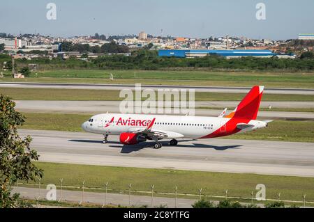 Vue arrière de l'Airbus A320-200 (PR-OCW) d'Avianca pendant la taxation, en direction de la piste 27R pour le départ de l'aéroport international de Sao Paulo/Guarulhos. Banque D'Images