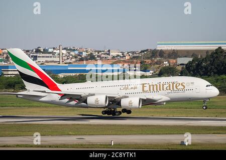L'Airbus A380-800 d'Emirates Airlines (gros-porteurs - Reg A6-eu) qui touche presque la piste 27R de l'aéroport international de Sao Paulo/Guarulhos. Banque D'Images